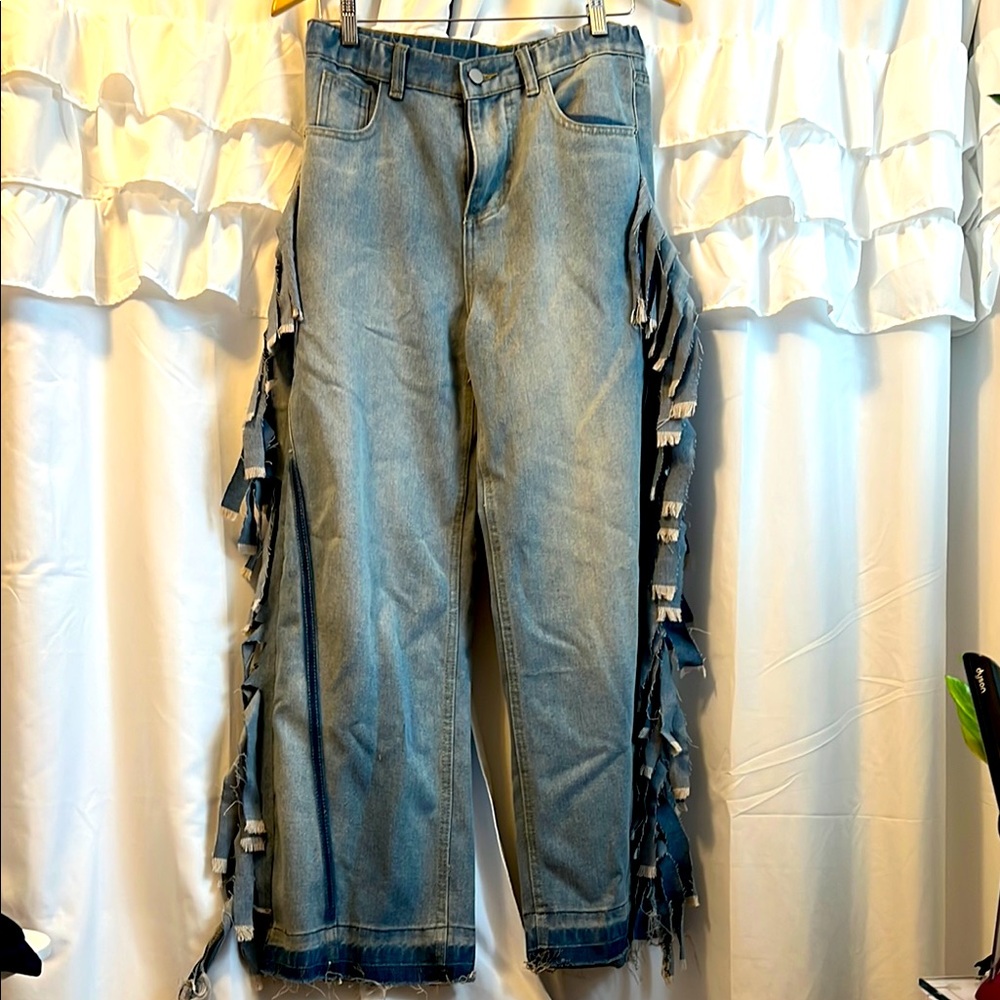 Viral IG jeans with raw hem and fringe detail. 🤠